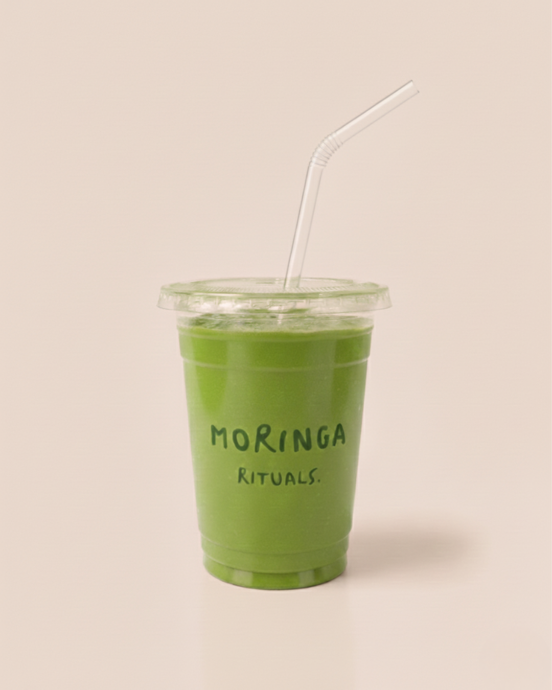 Gobelet transparent avec couvercle et paille. MORINGA RITUALS.
