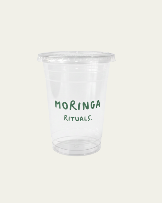 Gobelet transparent avec couvercle et paille. MORINGA RITUALS.